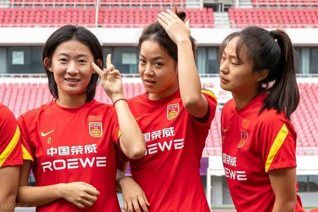 韩国女足夺得东亚杯冠军，掀起狂欢