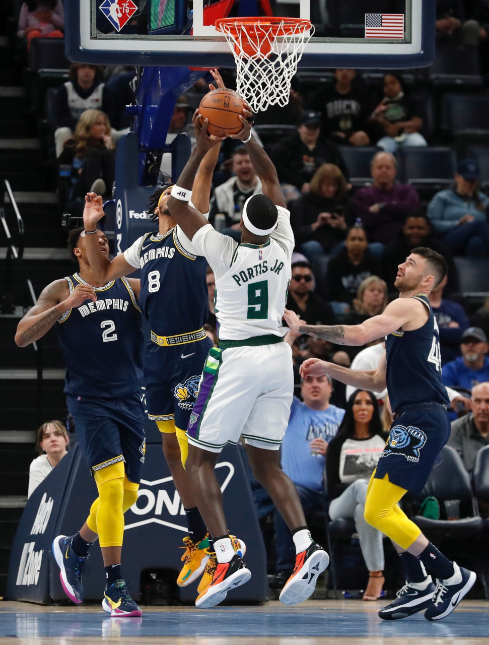 雄鹿碾压深圳队，莫兰特关键制胜