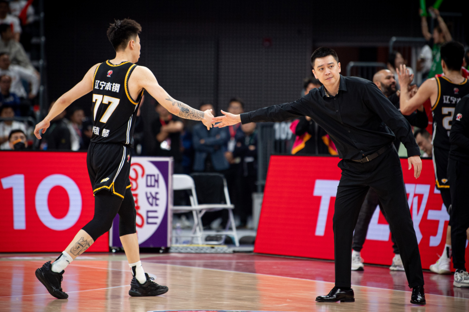 开云官网-江苏队碾压雄鹿，张镇麟扛起全队